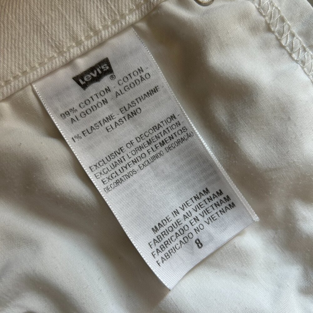 Levi’s Classic Denim Jean Shorts in White, Size 8 (NEW) - Picture 15 of 16